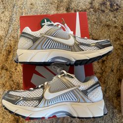 Nike Zoom Vomero 5 White Gold Silver Running Shoes Women Size 9.5 / Men 8 New