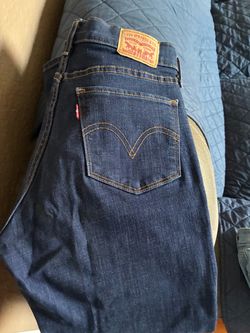 Women’s Levi’s straight leg with stretch .
