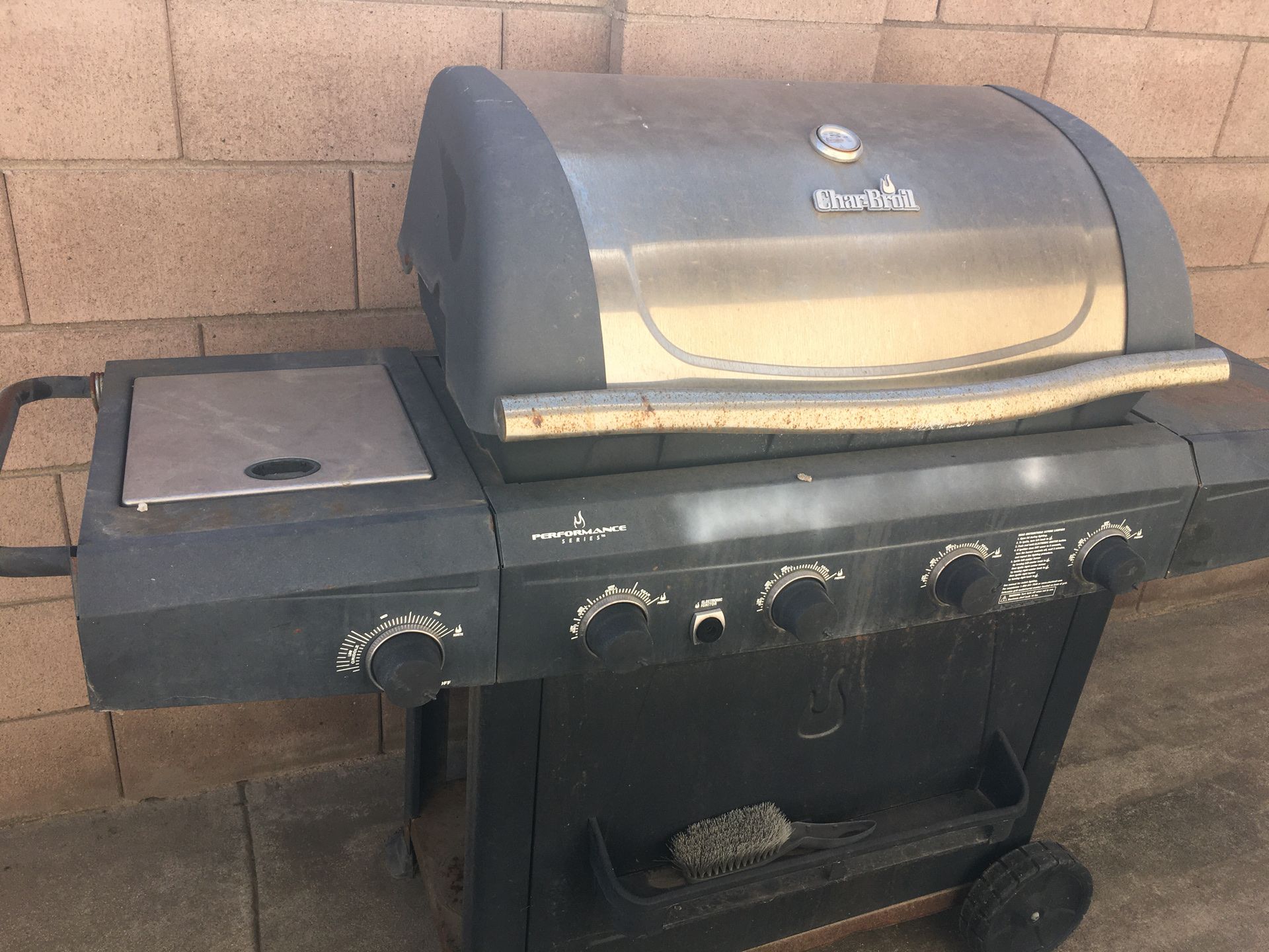 Char-Broil propane bbq with side cooker