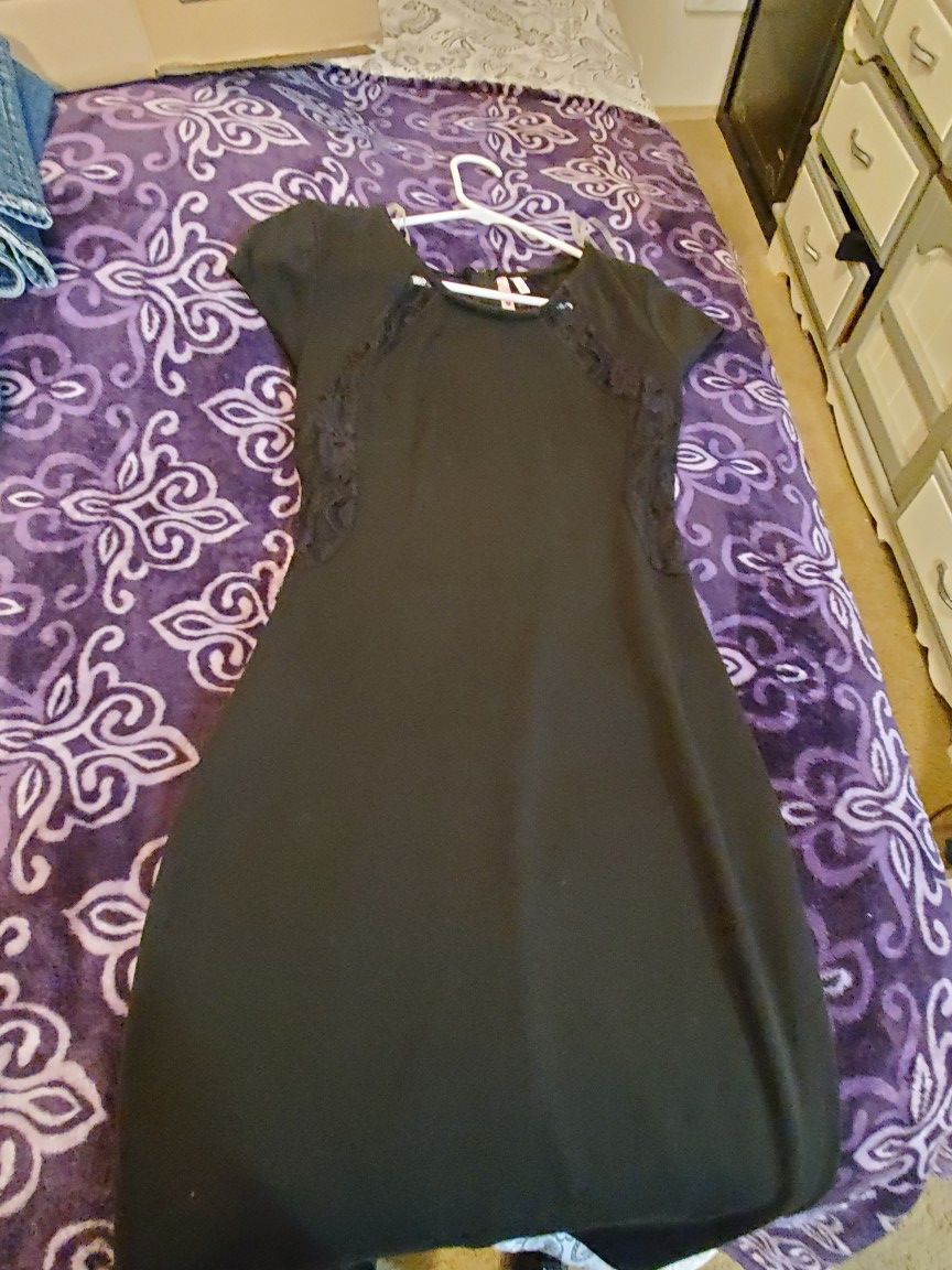Cute lil black dress size med. New with tags 20$ knee length, lace back!