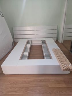 Nordi Queen size bed