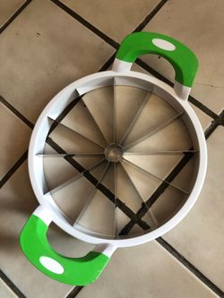 Huge watermelon/pie cutter new with out tags perfect for kitchen aid