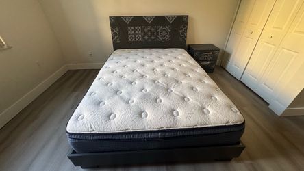Cama tamaño Queen   Colchón y mesa de noche