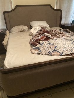 king bedding set ! Ashley Furniture 💯 70%