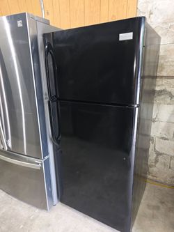 Frigidaire top and bottom refrigerator works good📌📌📍