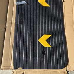 VEVOR Upgraded Rubber Threshold Ramp, 4" Rise Door Ramp with 1 Channel, Natural Rubber Car Ramp with Non-Slip Textured Surface, 33069Lbs Load Capacity