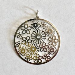 🌼 Beautiful, shiny silver tone, lightweight circle pendant with flowers and daisies