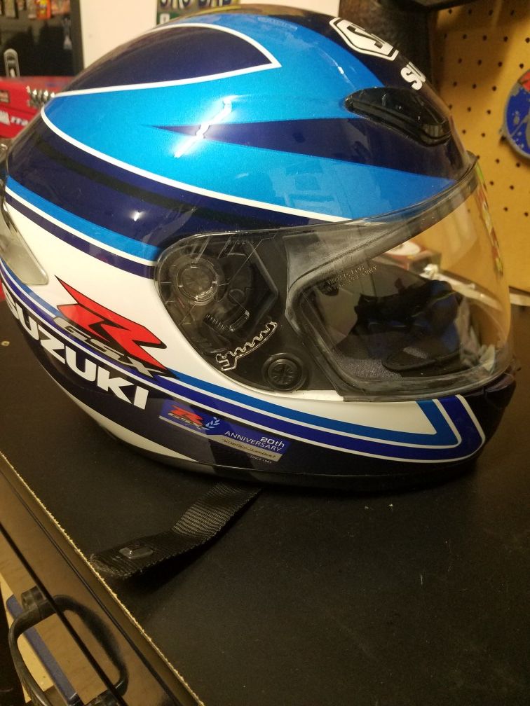 2005 shoei gsxr helmet Shoei rf 1000 gsxr hemet for Sale in Bakersfield, CA