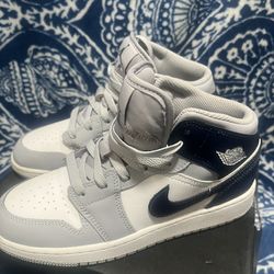 Air Jordan 1 Mid GS navy wolf grey