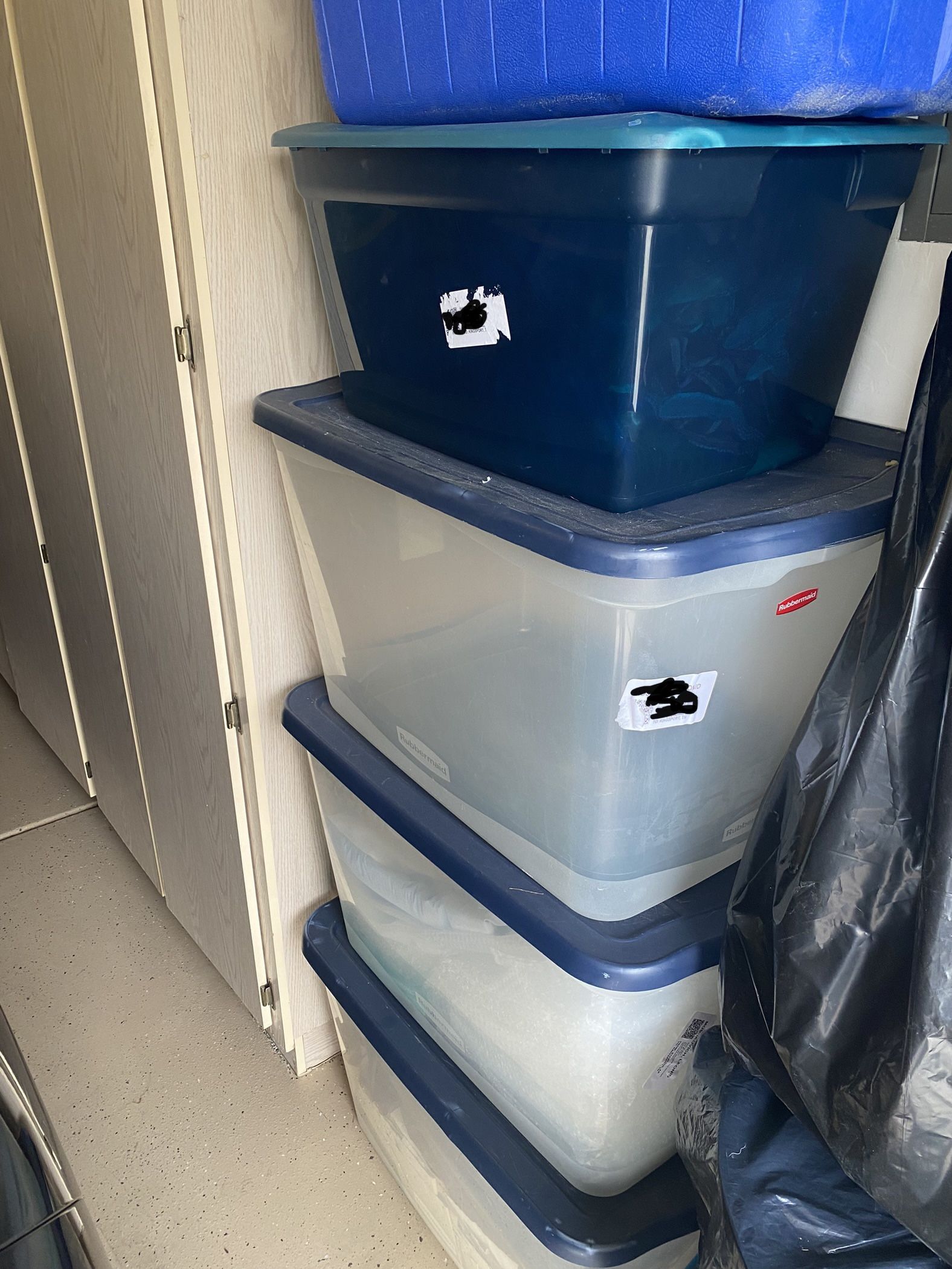 6 used plastic totes/storage containers