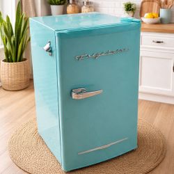 Mini Fridge with Freezer (Retro) 