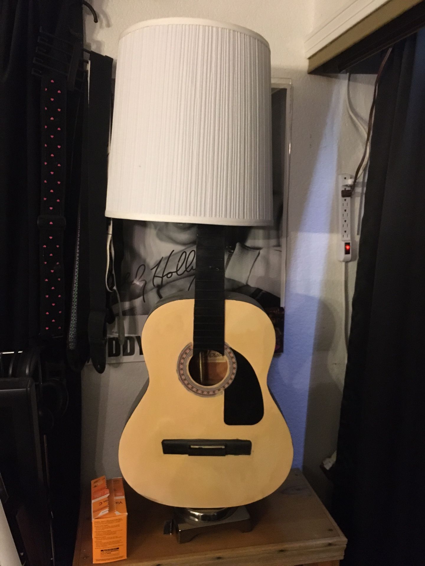 Guitar lamp