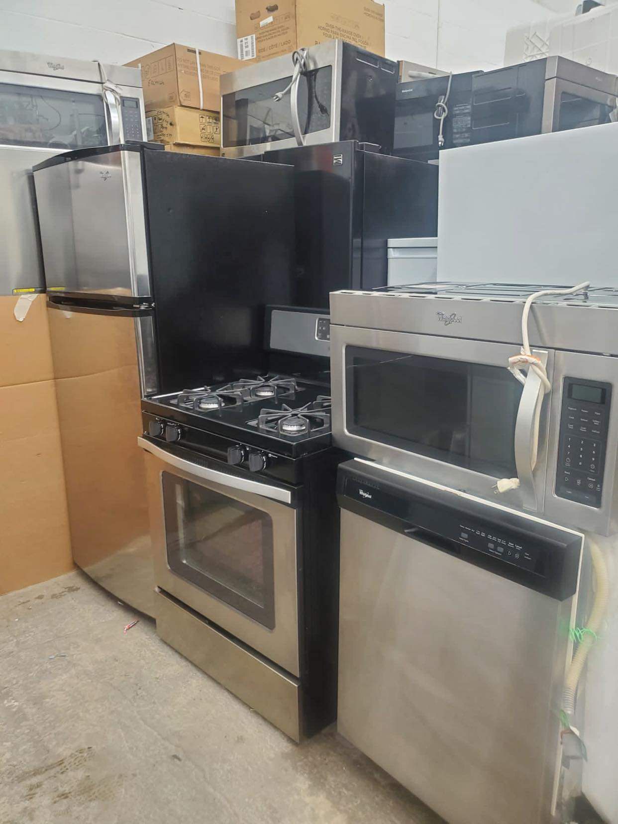 Set Whirlpool Stove, Refrigerator, Dishwasher And Microwave 