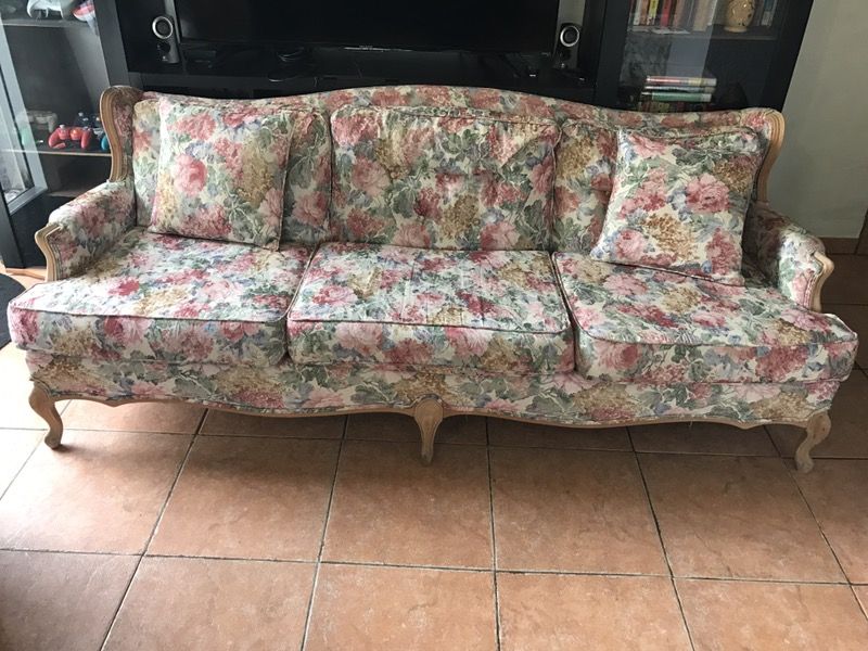 Floral sofa vintage look