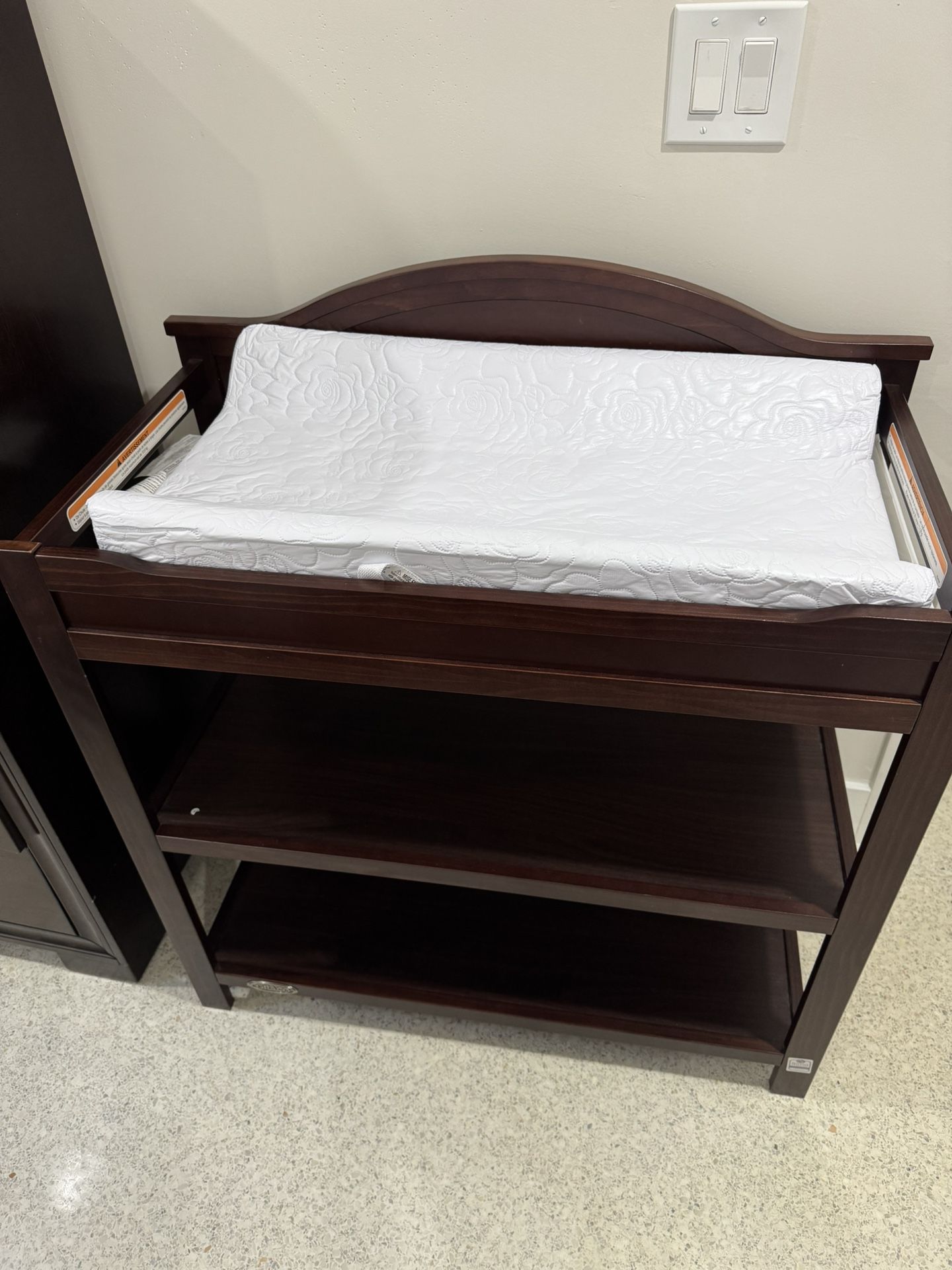 Graco Changing Table with Water-Resistant Changing Pad (Espresso) – GREENGUARD Gold Certified, Multi Storage Nursery Changing Table for Infants and Ba