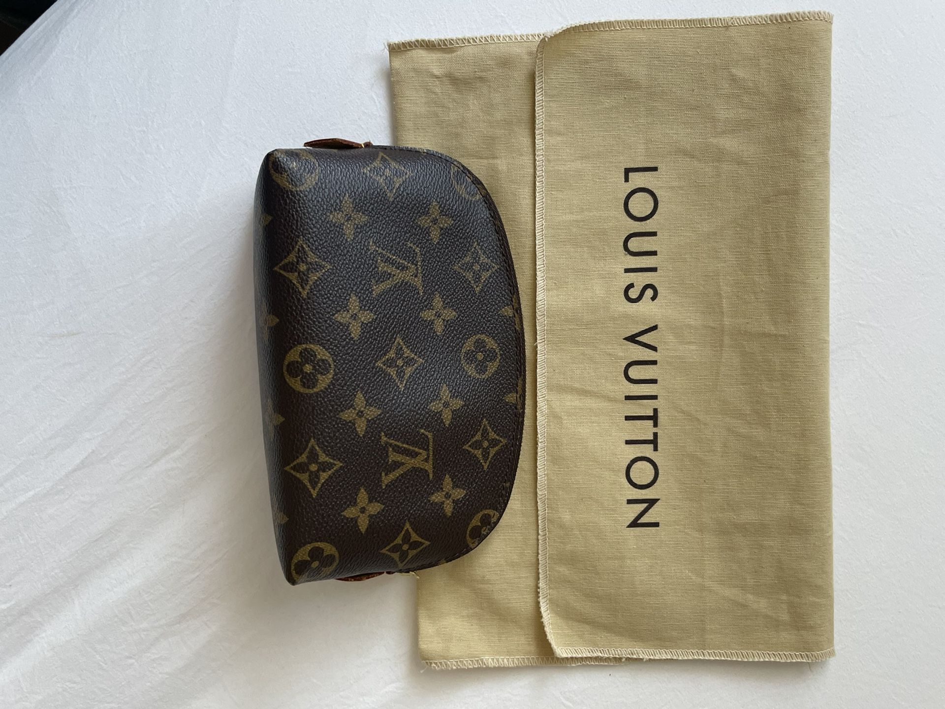 Vintage Louis Vuitton Monogram Pochette Cosmetics Pouch CA0054 for Sale in  Long Beach, CA - OfferUp