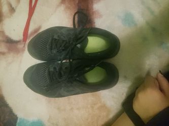 Nike Size 5 All Black Shoes