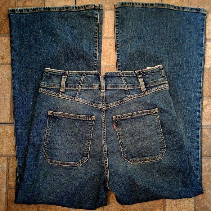 LADIE'S WIDE LEG LEVI JEANS SIZE 32W X 32L
