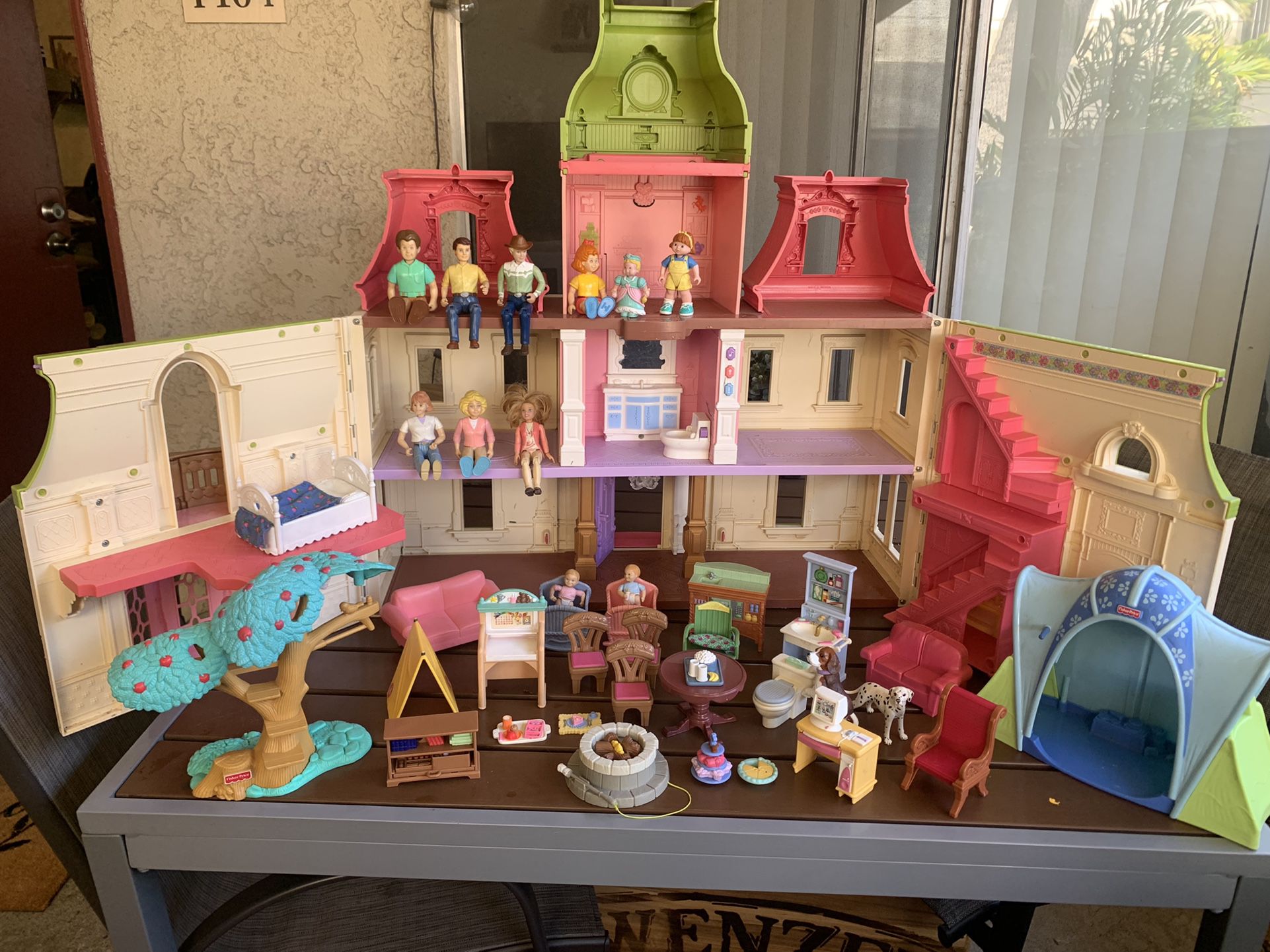 Dollhouse Set With Dolls/furniture 