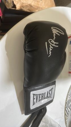 Thomas Hearns signed and authenticated glove