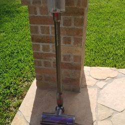 Dyson Cyclone V10  ***** FOR PARTS  OR  REPAIR ****