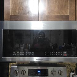 For Sale Asking 180 Samsung 2.1 Cu Big Boy Moving I Don't Know What's Wrong With The Microwave 