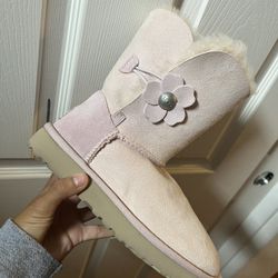 Kids pink Australia UGGS; size 5