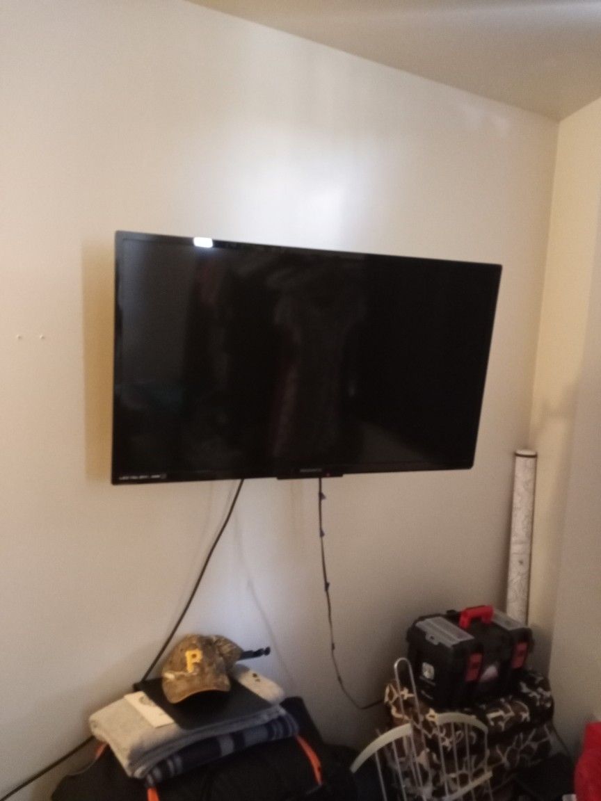 36 In Magnavox With Wall Kit And Universal Remote