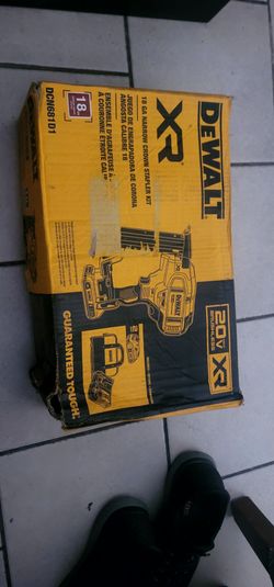 DEWALT
20V MAX XR
Lithium-lon
Cordless 18-Gauge
Narrow Crown
Stapler Kit with
2.0Ah Battery,
Charger and
Contractor Bag