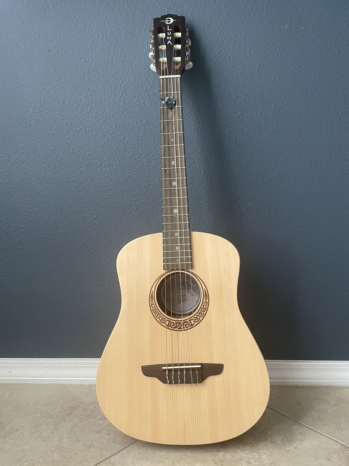 Luna Guitar With Pick And Carrying Case