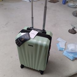 Ricardo Beverly Hills Windsor 22" Carry-On Luggage - New!