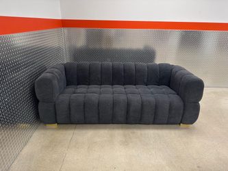 sofá Meridian Furniture modelo Gwen