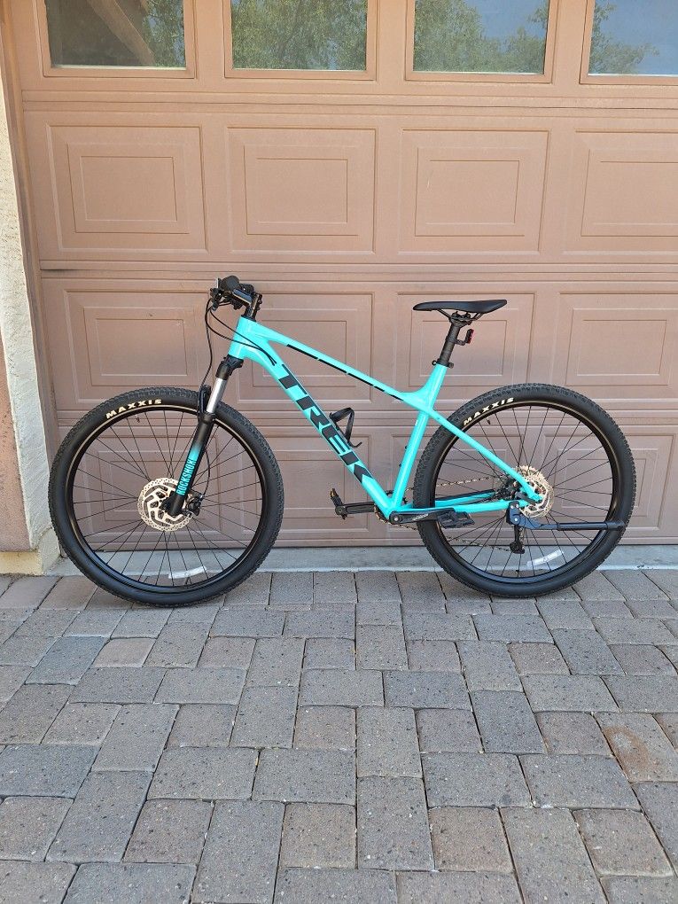 TREK MARLIN 7 MOUNTAIN BIKE 29 ER 10 X 1 SPEED ROCKSHOX LOCKOUT FRONT SUSPENSION LIKE NEW ( CHECK MY OTHER BIKES)