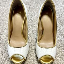 Size 7 Women’s White And Gold Heel