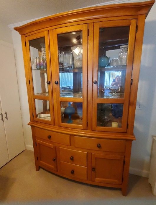 Buffet table in Hutch it’s two pieces