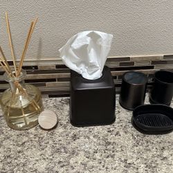 🫧Bathroom Accessories in brushed bronze plus scented diffuser. PU in Kennewick near Canyon Lakes Golf Course