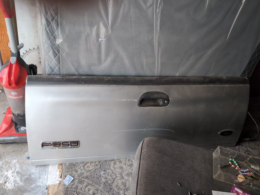FORD F350 TAILGATE TOOK IT OF BECAUSE I PUT A CAMPER ON AND I DINT NEED IT . IT WORKS PERFECTLY..
