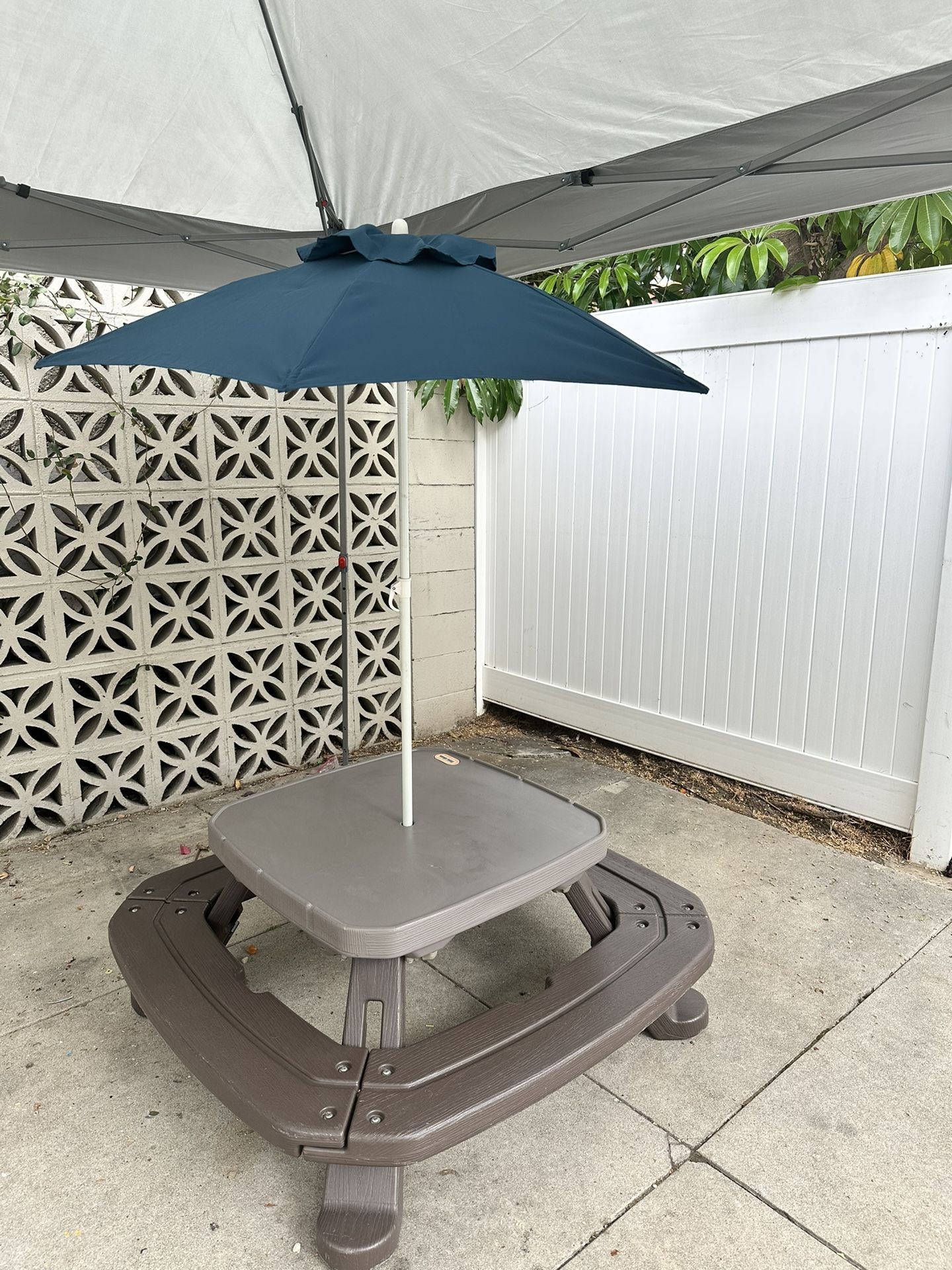 Little Tikes FOLD 'N STORE™ PICNIC TABLE WITH MARKET UMBRELLA