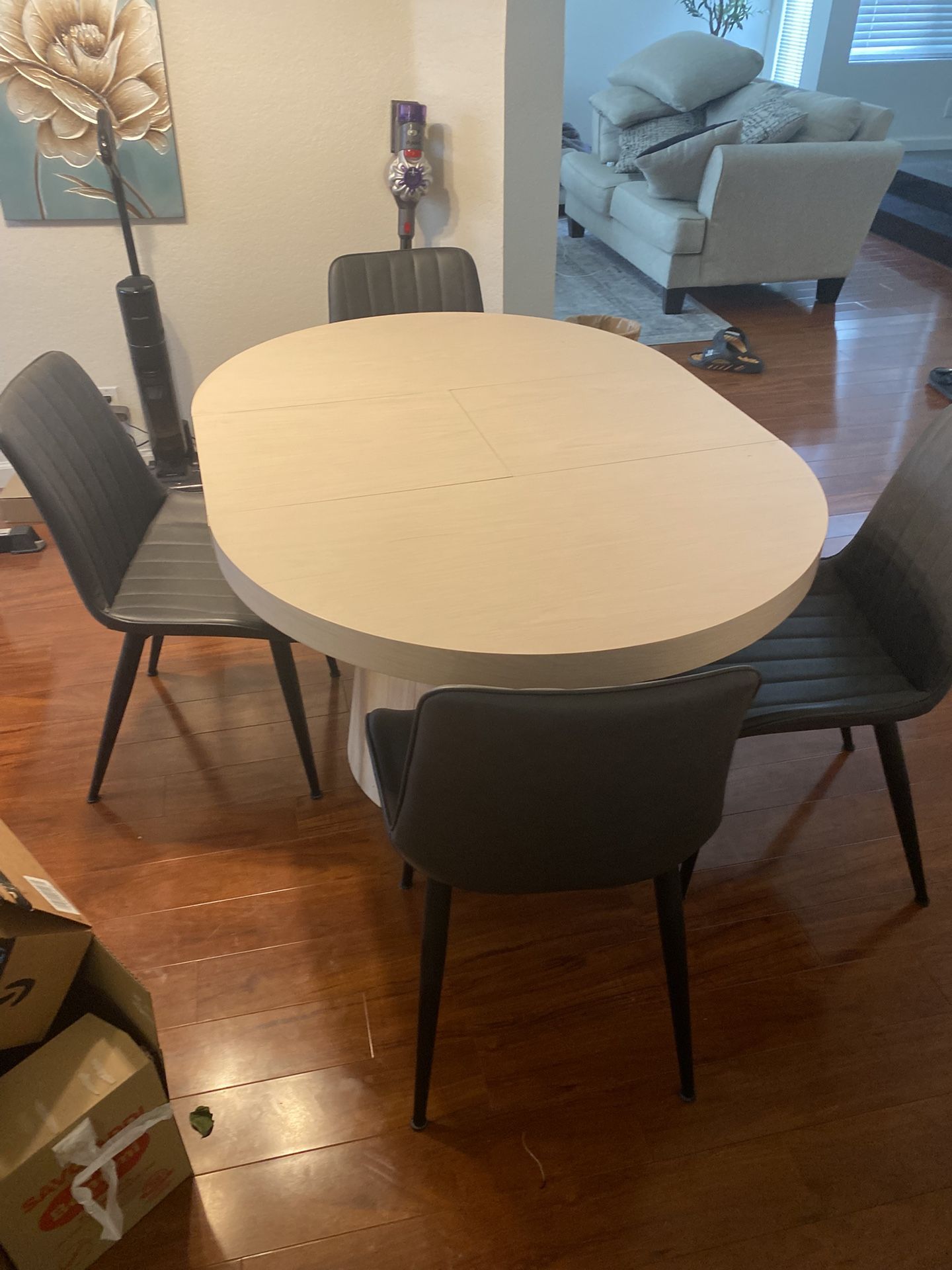 Round Dining Table With 4 Seats