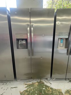 New Frigidaire 36 in 25.6 Cu Ft Side by Side Refrigerator / Scratch and Dent
