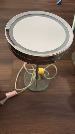 Magnifying mirror
