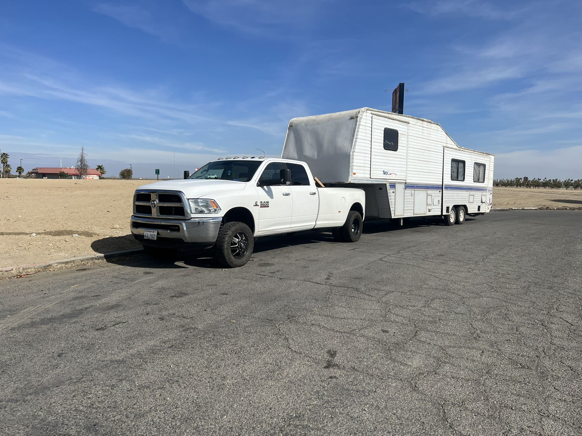 5th Wheel Tows/transports 