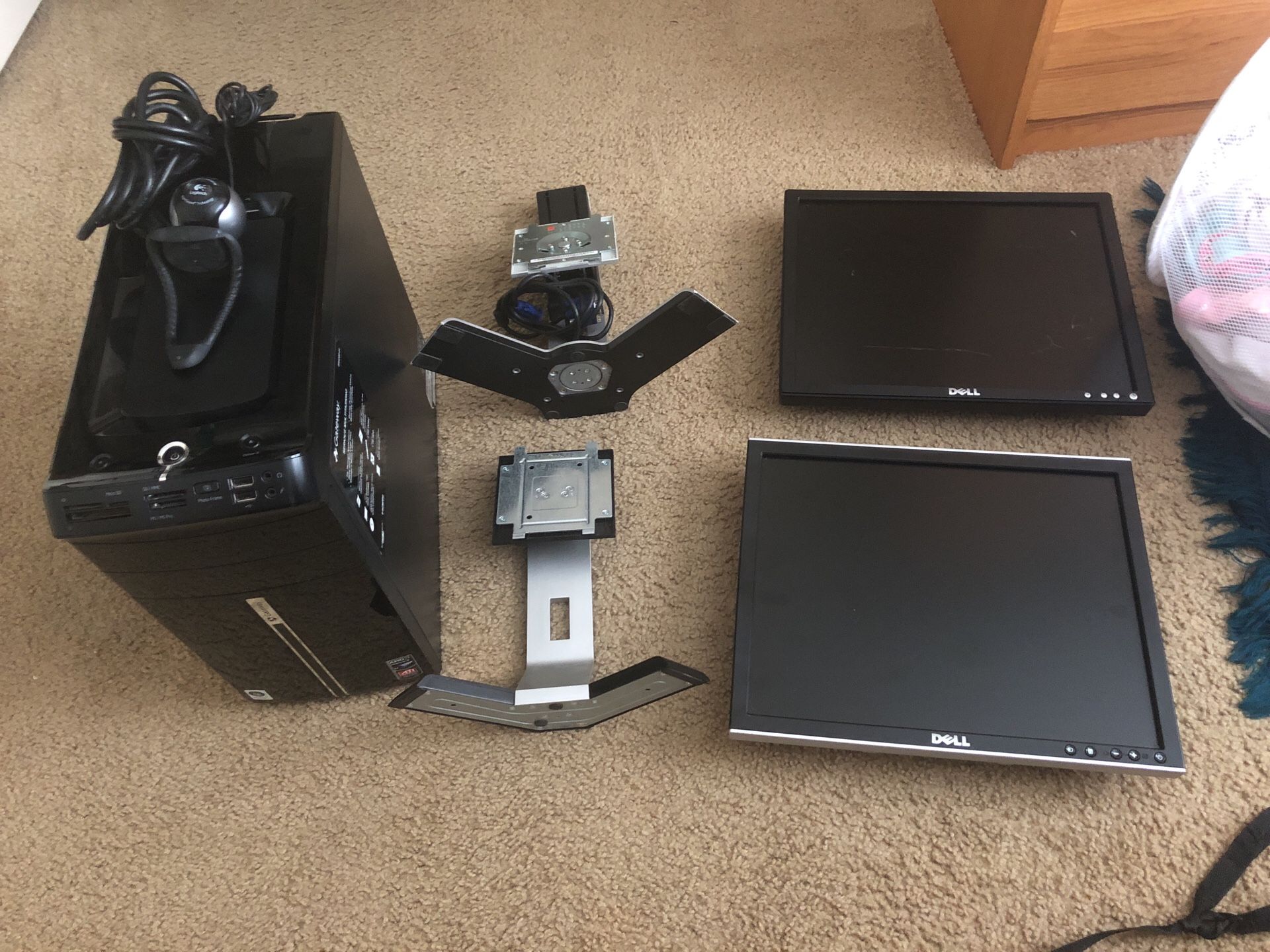 Gateway desktop with (2x)monitors