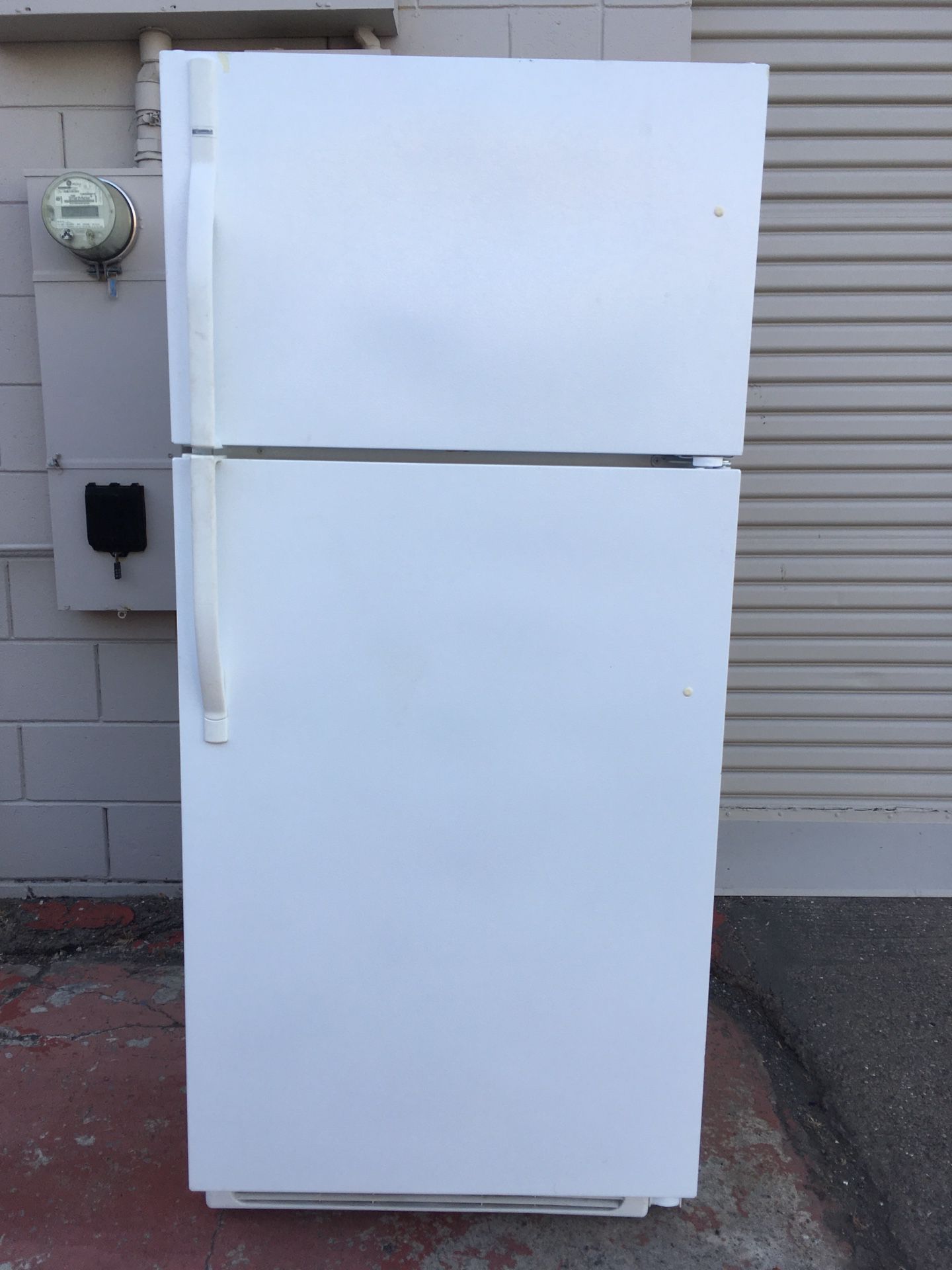 Kenmore Full size 21cu ft. Frost free Refrigerator: super clean