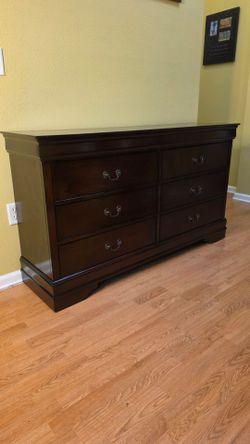 Clean and Nice 6-Drawer Dresser.