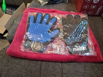 Moofin pet grooming or shedding glove.