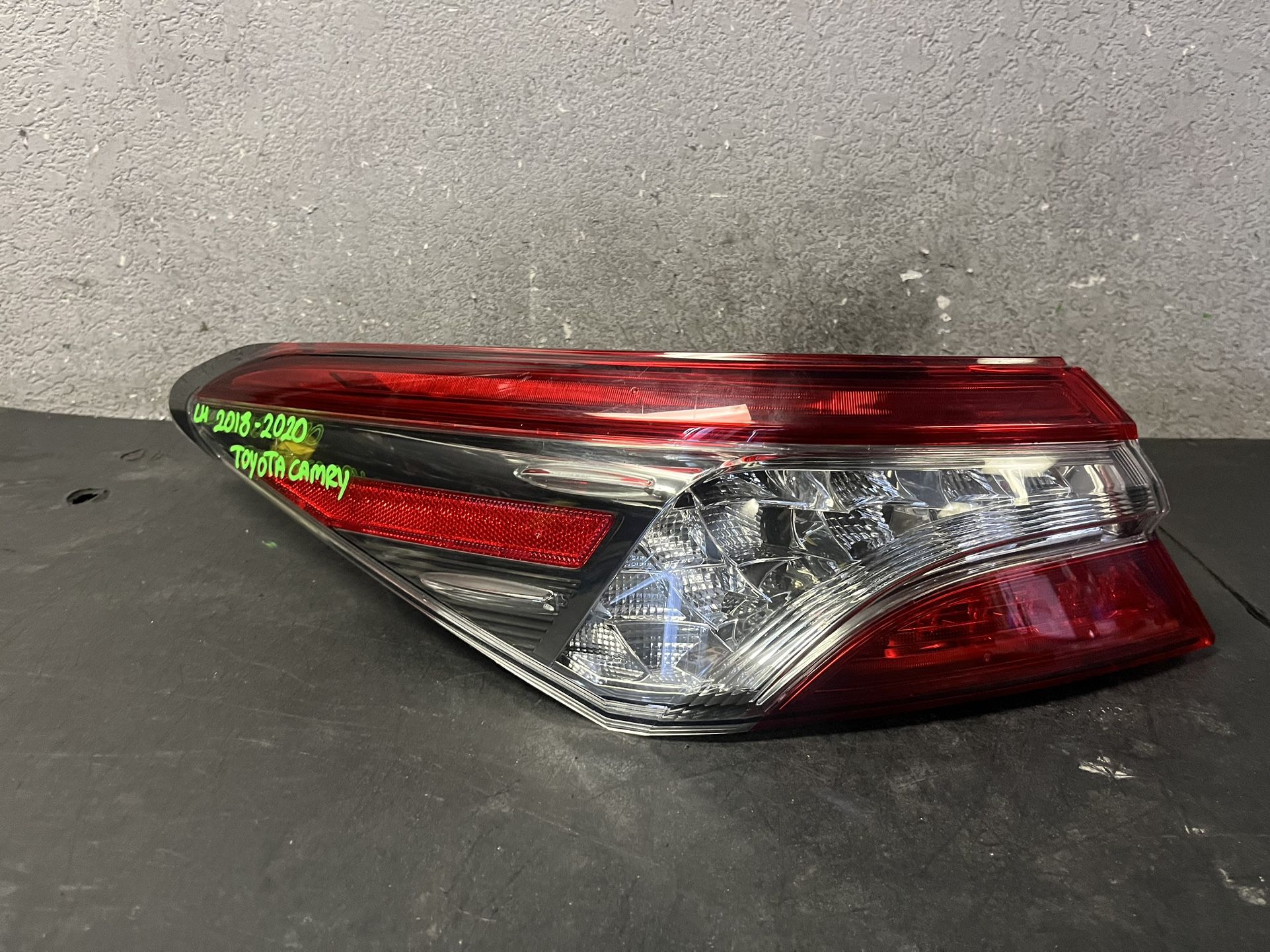 2018-2019-2020 TOYOTA CAMRY LEFT TAIL LIGHT OEM USED