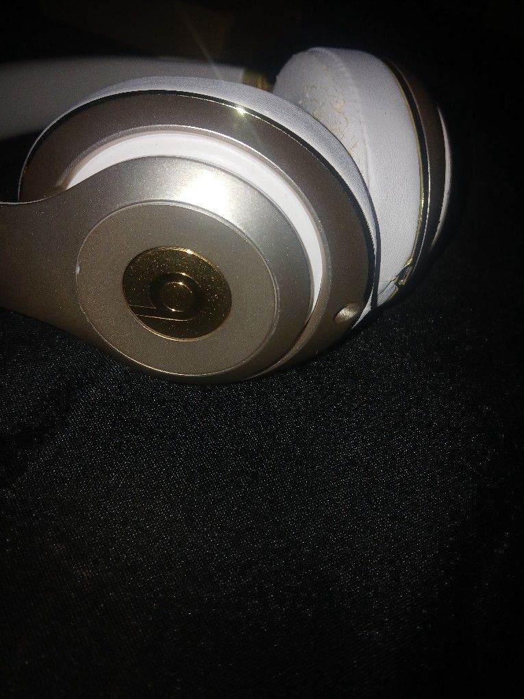 BEATS HEADPHONES GOLD AND WHITE