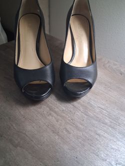 Enzo Angiolini black leather peep-toe platform pumps in a women's size 6m