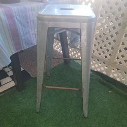 METAL FARMHOUSE TALL STOOL IN EXCELLENT CONDITION 